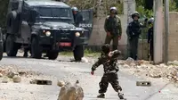 Bocah Palestina melawan tentara Israel (AFP)