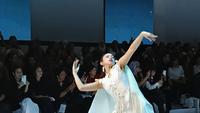 Potret Dita Karang Jadi Muse Sejauh Mata Memandang di JFW 2026, Membius Penonton dengan Tarian