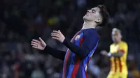 Reaksi kecewa gelandang Barcelona, Gavi setelah membuang kesempatan mencetak gol di depan gawang Girona pada laga lanjutan pekan ke-28 Liga Spanyol 2022/2023 di Camp Nou Stadium, Barcelona, Selasa (11/4/2023) dini hari WIB. (AP Photo/Joan Monfort)