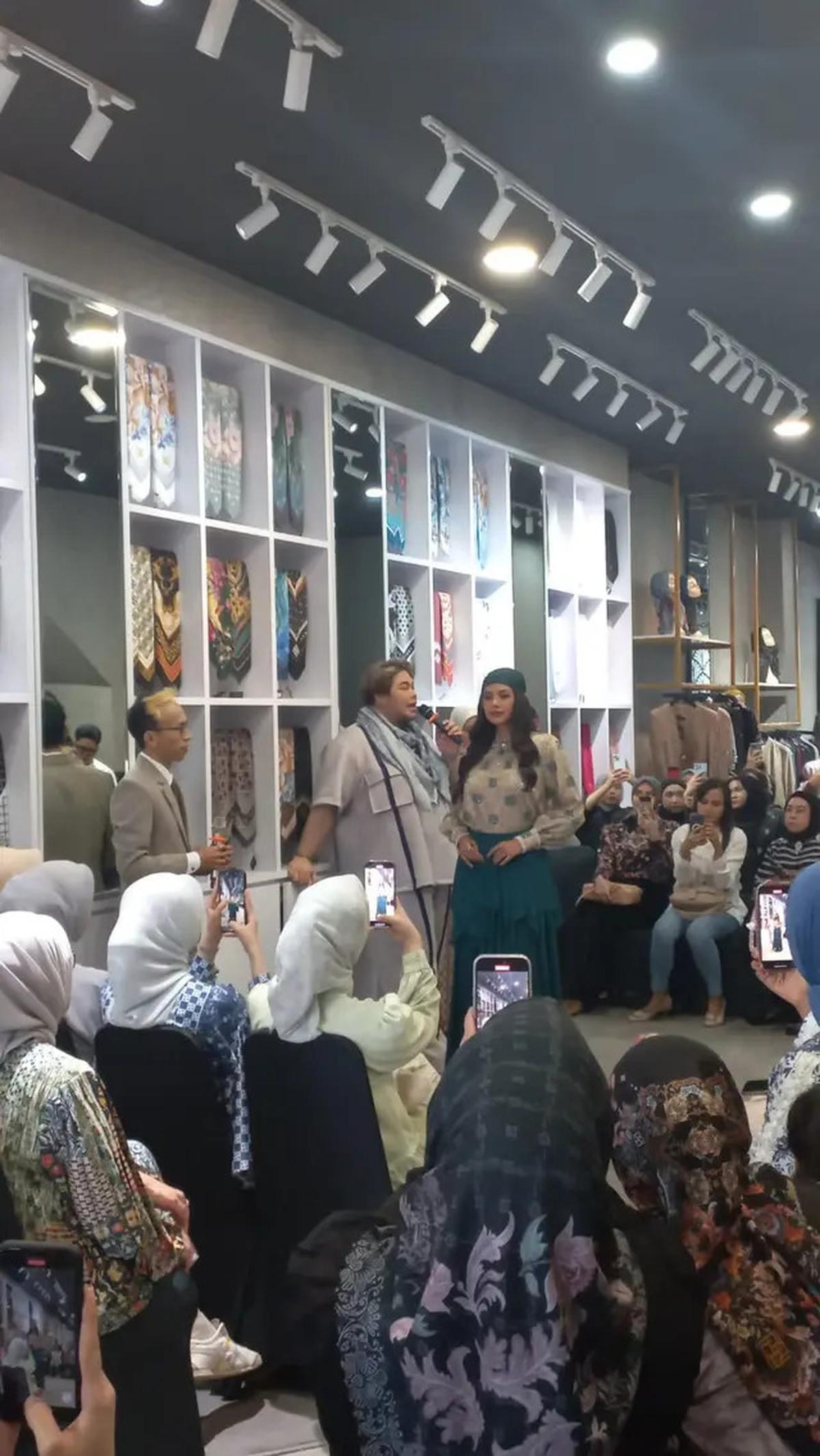 Ivan Gunawan Hadirkan Koleksi Raya 2025, Tampil Mewah Ala Kerajaan Eropa