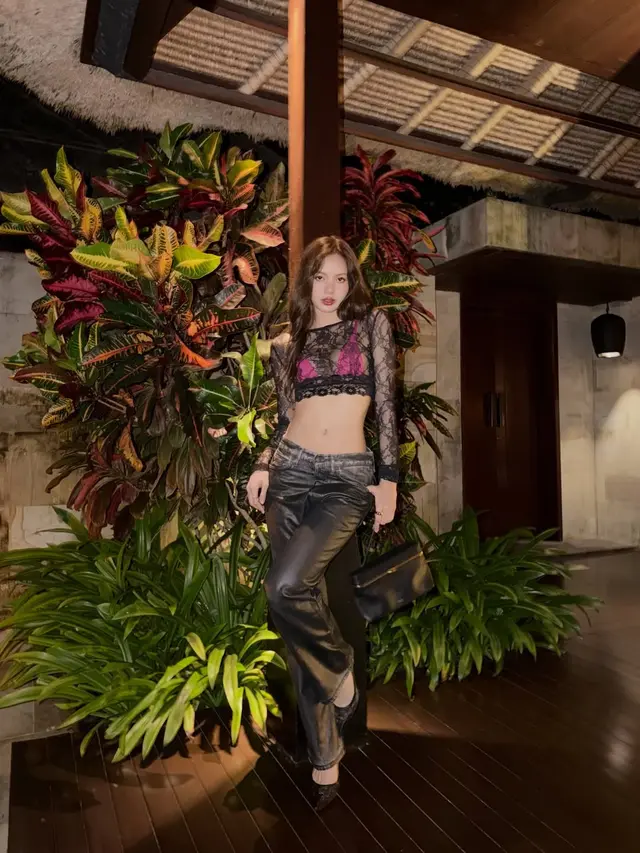 Gaya Off-duty Idol ala Lisa BLACKPINK Saat Liburan di Bali, Chic Berbikini hingga Bak Warlok Pakai Kain Batik