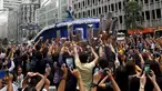 Sejumlah warga mengambil gambar Miss Universe 2015, Pia Alonzo Wurtzbach  di jalanan  Manila, Filpina, (25/1).  Pia Alonzo Wurtzbach  yang merupakan kontestan dari Filpina diarak menggunakan  kendaraan hias. (REUTERS / Erik De Castro)
