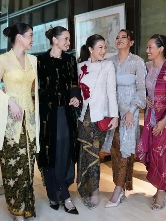 Kebaya pilihannya menggabungkan unsur modern, namun tetap kaya akan filosofi Indonesia. [@enzystoria].