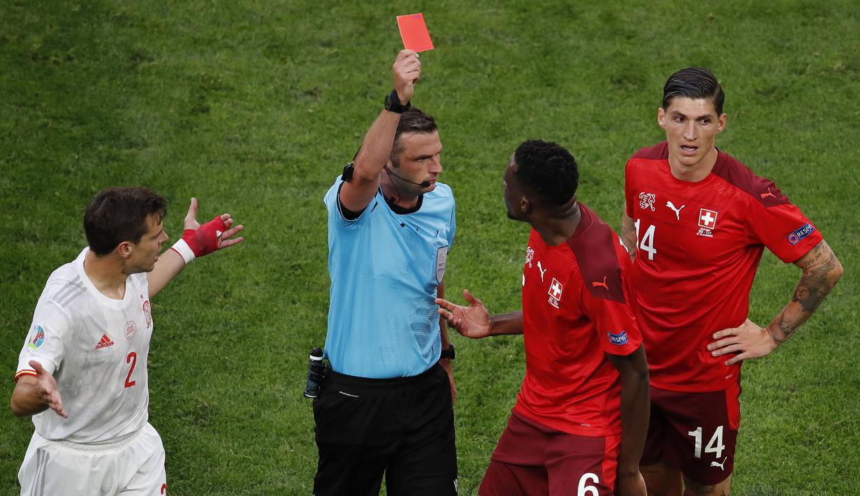 Swiss harus bertanding dengan 10 pemain setalah Remo Freuler diganjar kartu merah oleh wasit Michael Oliver pada menit ke-77. Ia dianggap melakukan tekel berbahaya yang diarahkan ke Gerrard Moreno. (Foto: AFP/Pool/Anton Vaganov)