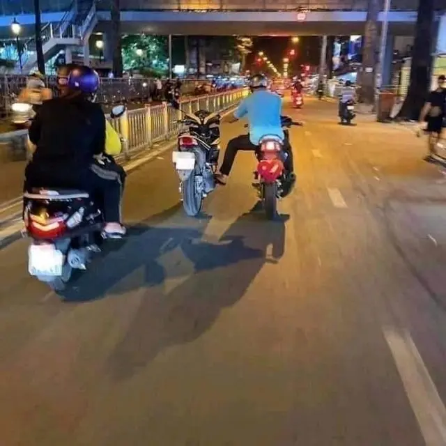 8 Potret Nyeleh Orang saat Bawa Barang Ini Malah Mempersulit Diri Sendiri
