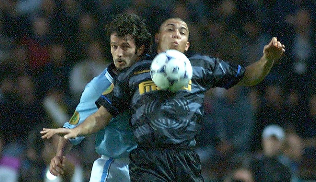 Ronaldo - Ronaldo bermain di kompetisi Liga Serie A untuk Inter Milan pada tahun 1997. Pemain yang memiliki kecepatan, teknik tinggi, dan penyelesaian akhir yang mumpuni ini memyumbangkan 58 gol dalam 99 laganya bersama I Nerazzurri. (AFP/Patrick Kovarik)