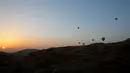 Sejumlah balon udara yang membawa wisatawan terbang saat matahari terbit di atas kota Luxor, Kairo, Mesir (13/12). Luxor adalah sebuah kota modern yang terletak di kedua tepi timur dan barat Sungai Nil di Mesir bagian utara. (Reuters/Amr Abdallah Dalsh)