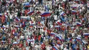 Ribuan suporter Rusia saat menyaksikan pertandingan antara Rusia melawan Selandia Baru pada laga penyisihan Grup A Piala Konfederasi 2017 di Stadion Petersburg, Russia, Sabtu, (17/6/2017). (AP/Pavel Golovkin)
