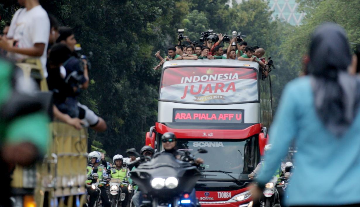 Pemain dan ofisial Timnas Indonesia U-22 menaiki bus tingkat saat konvoi menuju Istana Negara Jakarta, Kamis (28/2). Pawai tersebut untuk merayakan keberhasilan skuat Garuda Muda menjuarai Piala AFF U-22 di Kamboja. (Bola.com/Muhammad Husni)