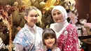 Rebecca Klopper terlihat anggun mengenakan kemeja panjang yang dilapisi vest batik warna pastel. Becca kemudian memadukan atasannya dengan rok plisket nuansa krem. [@rklopper]