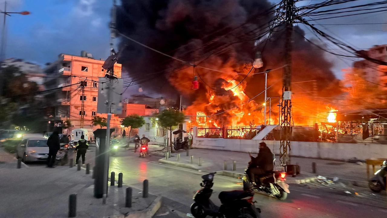 FOTO: Kebakaran Besar di Tyre Setelah Serangan Udara Israel di Lebanon Selatan
