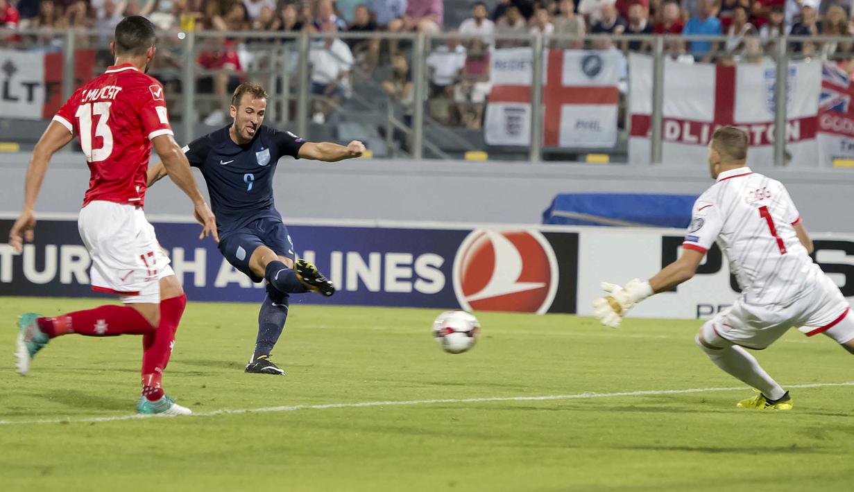 Harry Kane saat menetak gol ke gawang Malta pada laga grup F kualifikasi Piala Dunia 2018 di  Ta Qali stadium, Valletta, Malta, (1/9/2017). Inggris menang 4-0. (AP/Rene Rossignaud)
