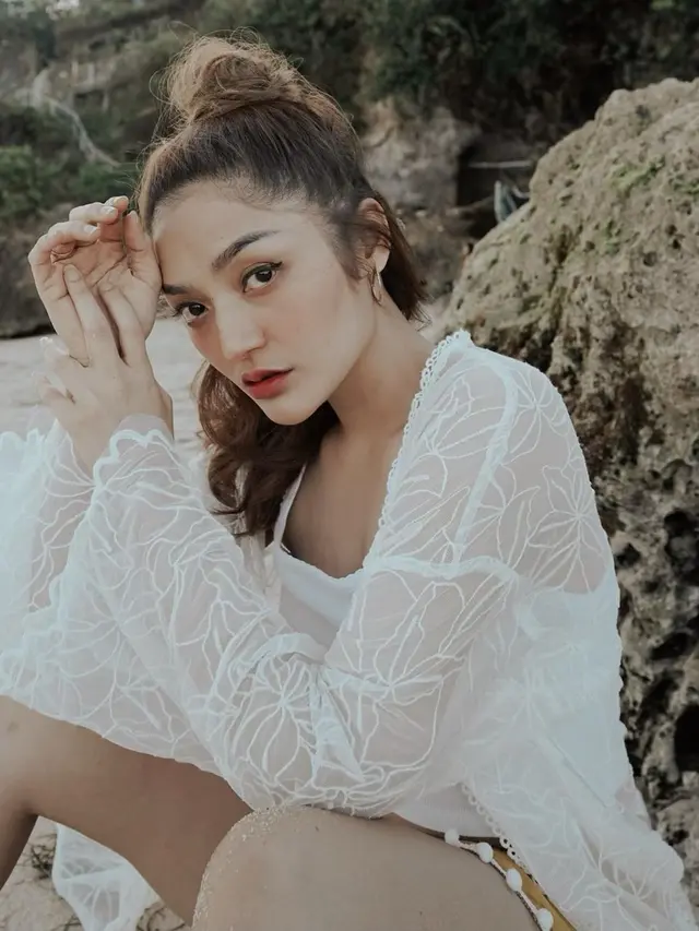 6 Potret Rambut Baru Siti Badriah Bergaya Cornrow, Bikin Pangling