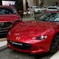 Tampilan mobil Mazda CX3 dan MX-5 RF yang dipamerkan dalam pagelaran Mazda Power Drive 2017 di Epiwalk, Kuningan, Jakarta, Sabtu (21/10). Dalam acara ini pengunjung dapat menikmati berbagai suguhan acara menarik dari Mazda. (Liputan6.com/JohanTallo)