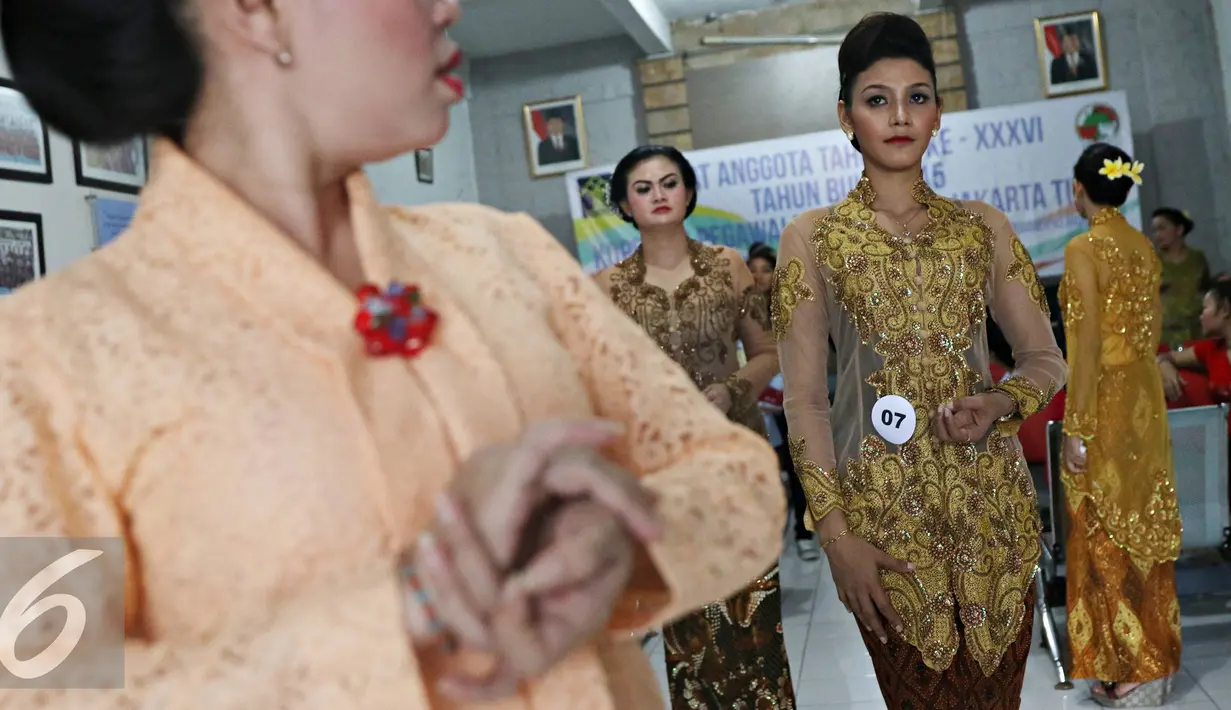 Sejumlah narapidana wanita bersiap mengikuti lomba kebaya fashion show di Rutan Pondok Bambu, Jakarta Timur, Kamis (21/4). Lomba diadakan dalam rangka memperingati Hari Kartini. (Liputan6.com/Immanuel Antonius)