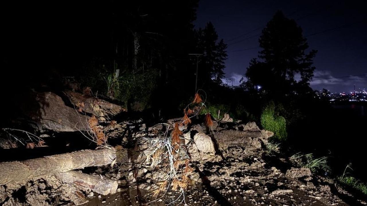 Longsor Besar Timbun Jalan, Akses Utama Kecamatan Lut Tawar Terisolir