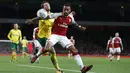 Pemain Arsenal, Theo Walcott (kanan) mencoba melewati adangan pemain Norwich City, James Husband pada laga Piala Liga Inggris di Emirates Stadium, London, (24/10/2017). Arsenal menang 2-1. (AP/Alastair Grant)