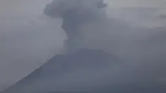 Pengungsi berlindung pasca erupsi Gunung Semeru di Masjid Desa Sumber Wuluh, Lumajang (5/12/2021). Gunung Semeru di Jawa Timur kembali meletus pada Sabtu (4/12/2021) pada pukul 15.00 WIB. (AFP/Juni Kriswanto)