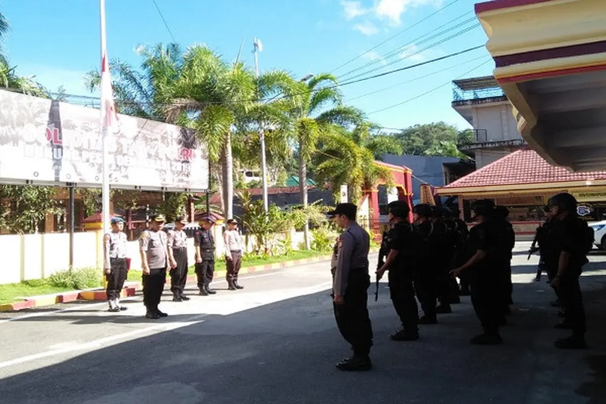 Bendera setengah tiang untuk Ipda Paulus Kenden, tewas dalam kecelakaan saat pengamanan pemilu (Polda Susel/istimewa)