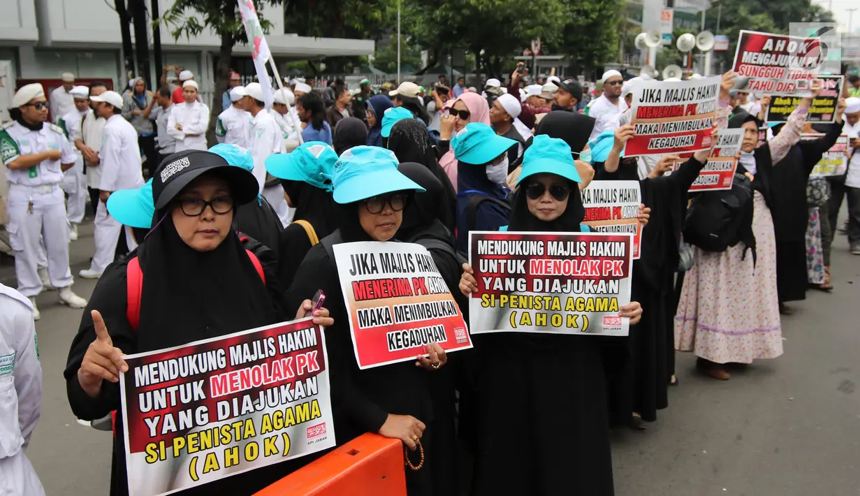 Massa yang tergabung dalam Aliansi Pergerakan Islam (API) melakukan aksi di depan PN Jakarta Utara, Senin (26/2). Dalam aksinya, mereka menolak peninjauan Kembali (PK) yang diajukan oleh Basuki Tjahaja Purnama atau Ahok. (Liputan6.com/Arya Manggala)