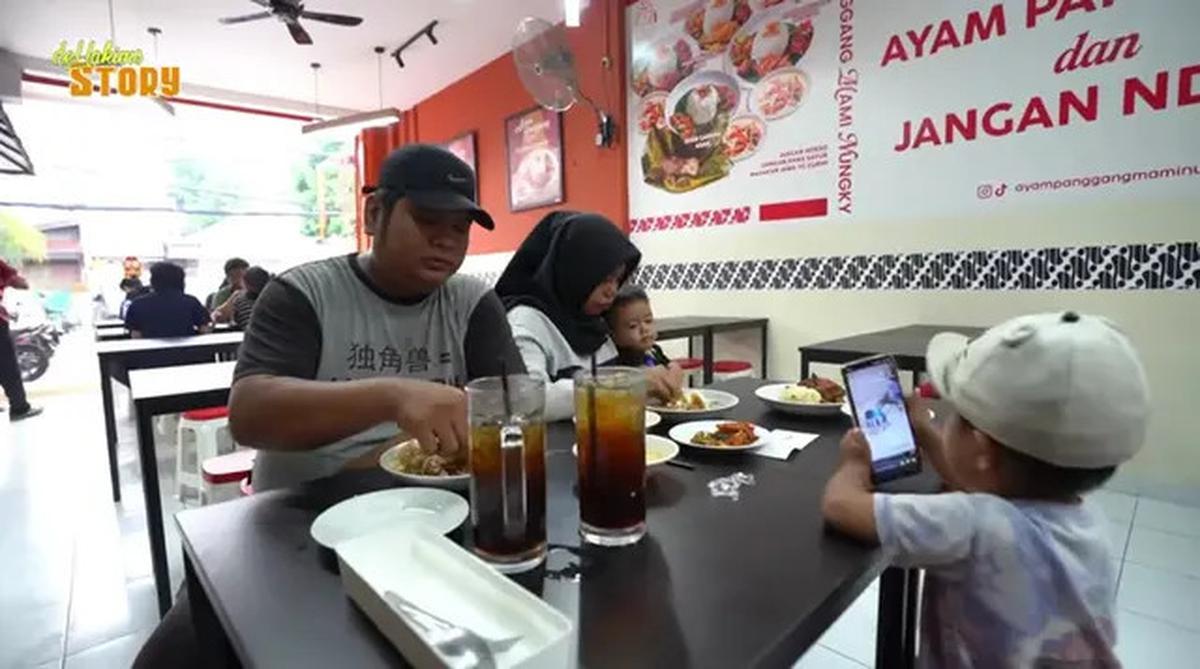 9 Potret Warung Makan Milik Nunung di Jakarta, Interior Sederhana dengan Fasad Menarik
