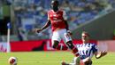 Pemain Brighton & Hove Albion, Dan Burn, berebut bola dengan pemain Arsenal, Nicolas Pepe, pada laga Premier League di Stadion Falmer, Sabtu (20/6/2020). Arsenal kalah 1-2. (AP/Gareth Fuller)