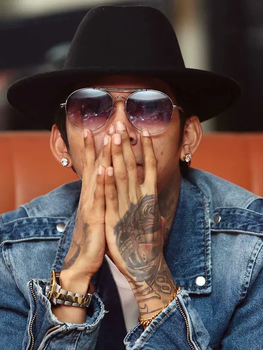 “Kalau lagi ngobrol bisa dilihat kalau nih orang cerdas, dia tahu positioning dirinya. Saking gue kagumnya sama perjalanan dia sampai di titik saat ini," ujar Ernest Prakasa. (Deki Prayoga/Bintang.com)