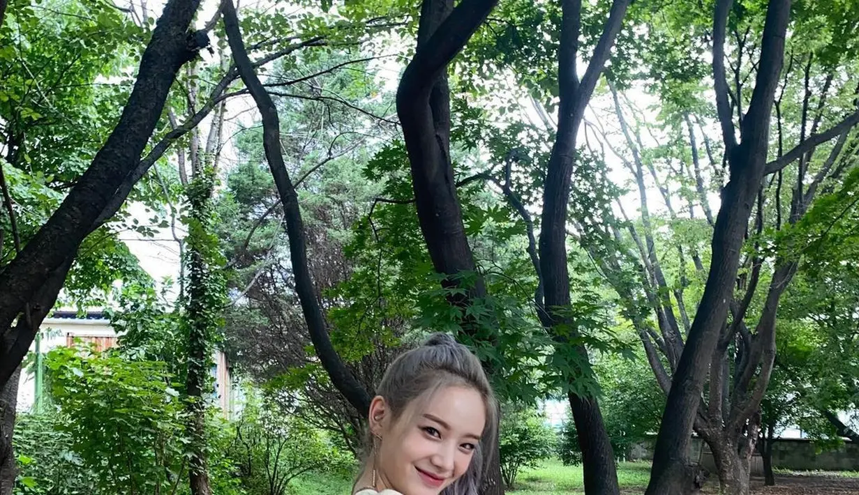 Jang Gyuri sendiri debut pada tahun 2018 lewat girlgroup bernama fromis_9 dengan single berjudul "Glass Shoes". (FOTO: instagram.com/gyurious_j/)