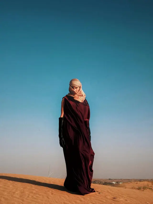 Gaya Agnez Mo Menjelma Bak Perempuan Timur Tengah di Gurun Dubai, Anggun dalam Balutan Abaya dan Keffiyeh