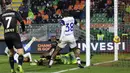 Pemain Hellas Verona, Jackson Tchatchoua mencetak gol penyeimbang 1-1 ke gawang Venezia dalam laga lanjutan Liga Italia 2024/2025 di Venice, Italia, Selasa (28/01/2025) dini hari WIB. (AP Photo/LaPresse/Paola Garbuio)