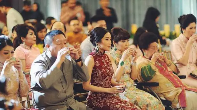 Keluarga Rosalindynata Gunawan juga Pakai Adat Oriental yang Masih Cukup Kental (instagram.com/linguling/sjw)