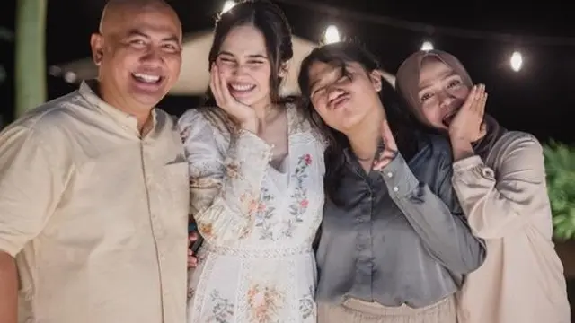 Potret Syifa Hadju dan keluarga (Sumber: Instagram/syifahadju)