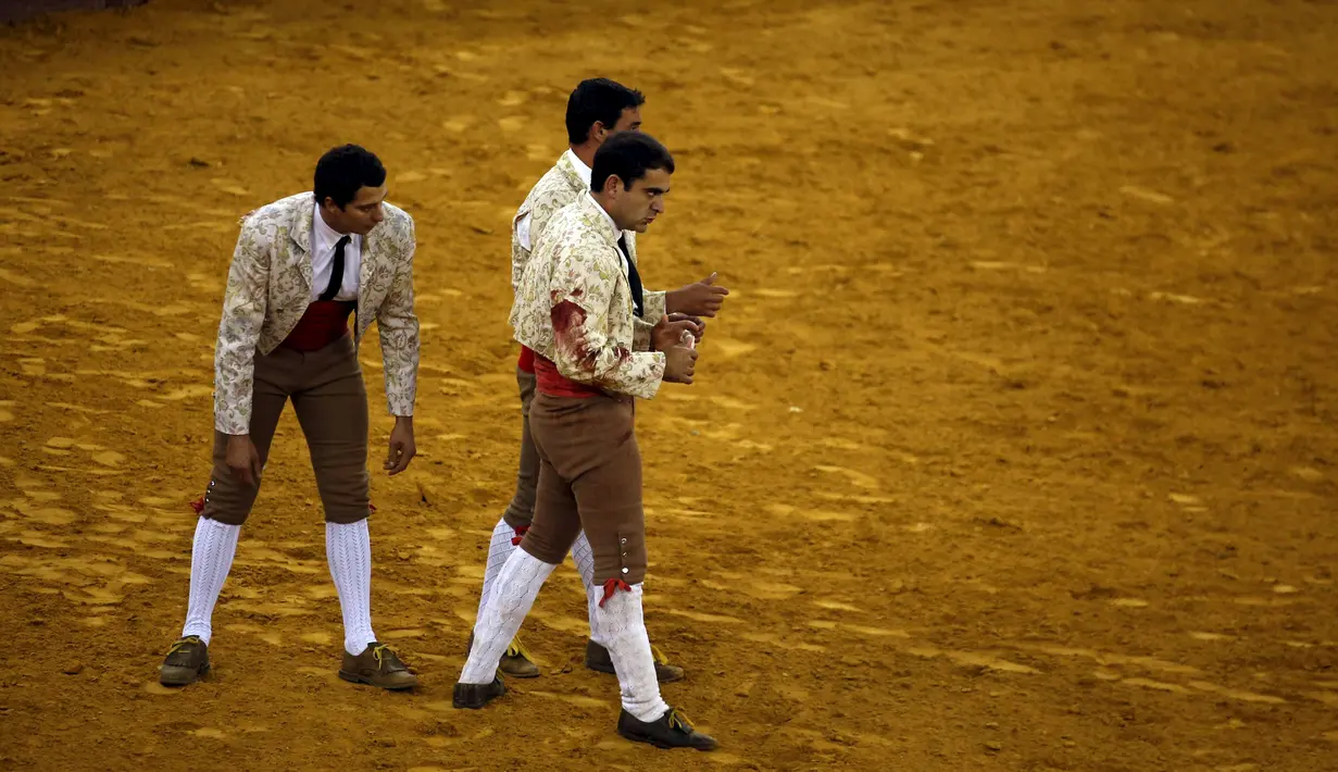 Tim Alcochete Forcados beraksi selama adu banteng di arena adu banteng Campo Pequeno di Lisbon, Portugal (1/10/2015). Forcados masih menggunakan cara tradisional Portugal menangkap banteng tanpa bantuan alat. (REUTERS/Rafael Marchante)