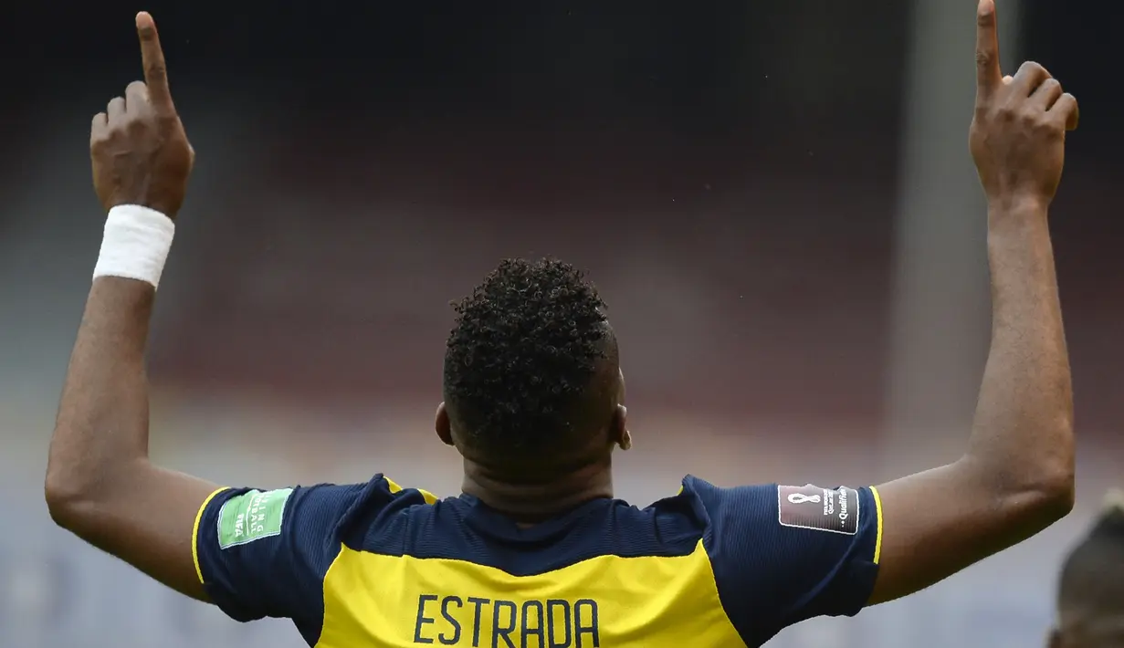 Penyerang Ekuador, Michael Estrada berselebrasi usai mencetak gol ke gawang Kolombia pada pertandingan kualifikasi Piala Dunia 2022 di Quito, Ekuador, Selasa (17/11/2020). Ekuador menang telak atas Kolombia 6-1. (Rodrigo Buendia, Pool via AP)
