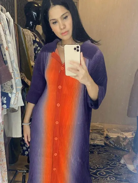 Buat pecinta warna cerah, tunik dengan warna ombre biru-oranye juga nggak kalah menarik. Tambahkan beberapa aksesori seperti kalung dan gelang sebagai pemanis. [@annisayudhoyono]