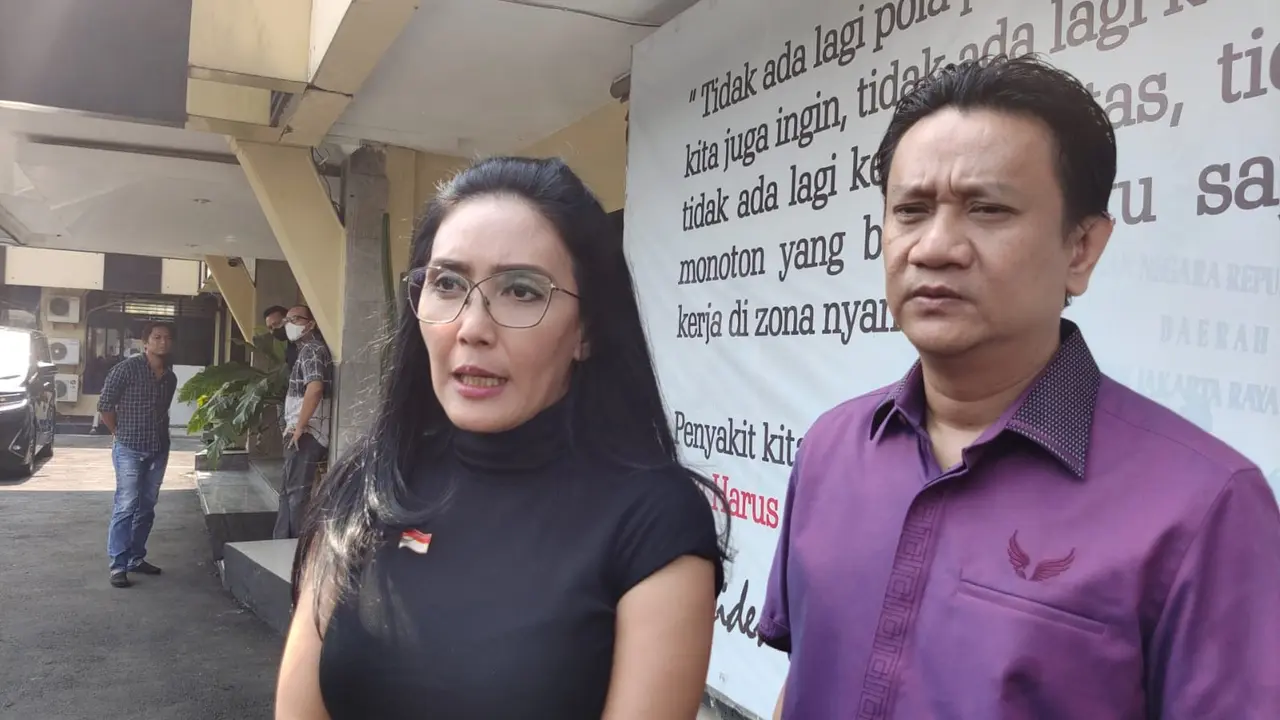 Anggota DPR RI Dapil Bekasi-Depok, Rieke Diah Pitaloka bersama Wakil Ketua DPRD Kota Depok, Hendrik Tangke Allo, saat mendatangi Polres Metro Depok.