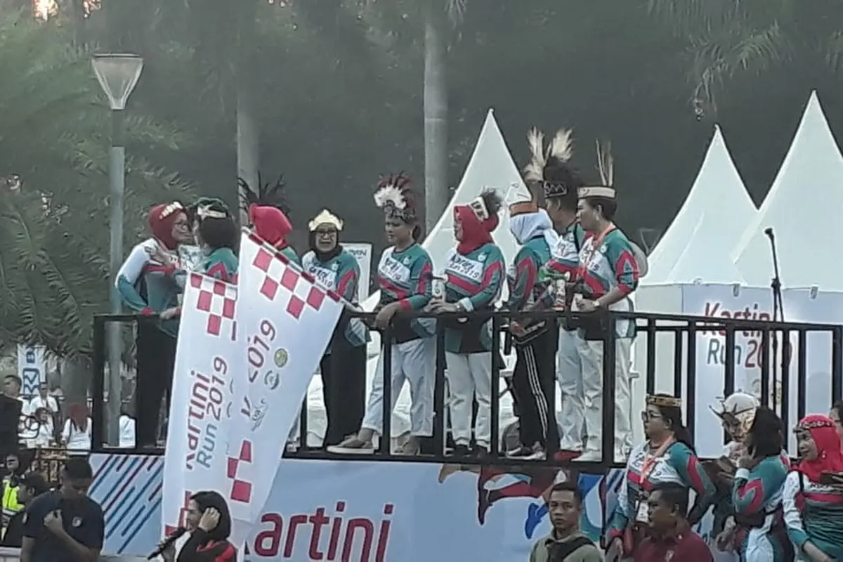 Ibu Negara Iriana Joko Widodo melepas ribuan peserta Kartini Run 2019 di Silang Monas, Jakarta Pusat, Minggu (7/4/2019).