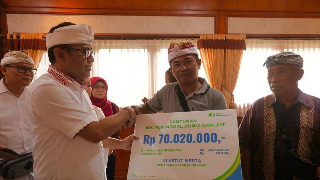 Wali Kota Denpasar Serahkan Santunan JKK Rp70 Juta Lebih kepada Ahli Waris Korban Banjir