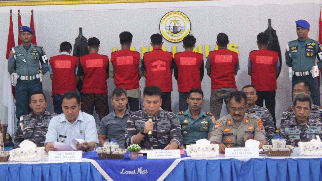 Jumpa pers Komandan Lanal Nias Kolonel Laut (P) Lexi Effraim Dumais soal penangkapan kapal pelaku illegal fishing di perairan Hibala Desa Reke, Kecamatan Pulau-pulau Batu Barat, Kabupaten Nias Selatan.
