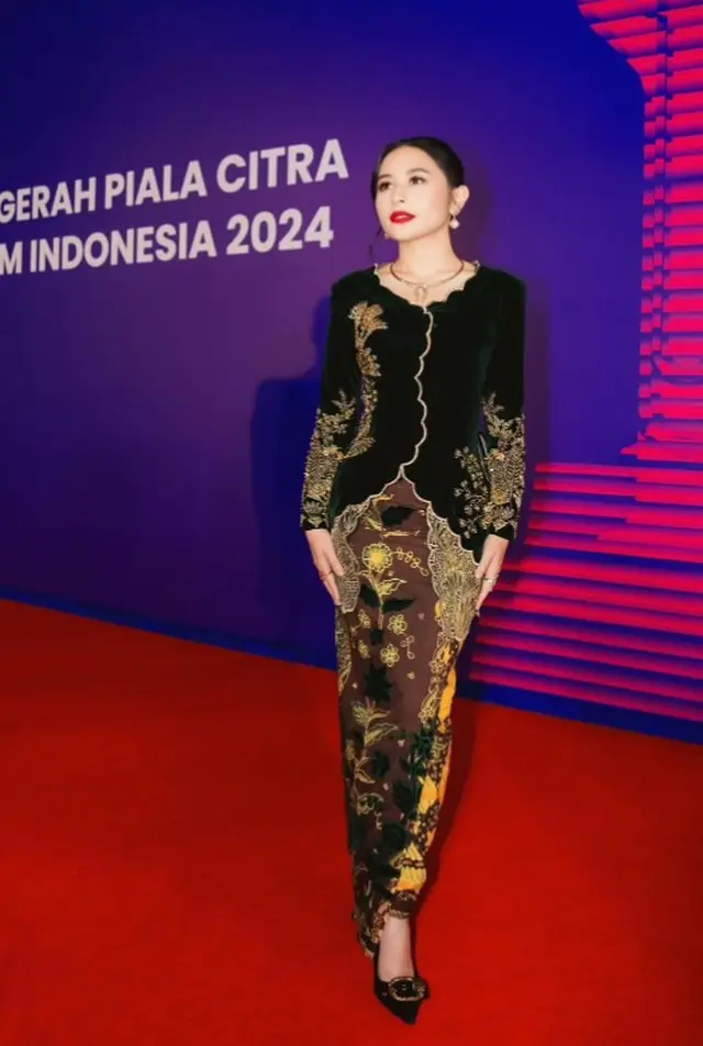 7 Inspirasi busana bernuansa hitam ala Prilly Latuconsina, tampil stylish walau bertubuh mungil