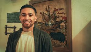 Gelandang Madura United, Jordy Wehrmann berfoto di depan sebuah lukisan di Post Kantoor, Cikini, Jakarta Pusat, Sabtu (24/1/2026). (Bola.com/Bagaskara Lazuardi)