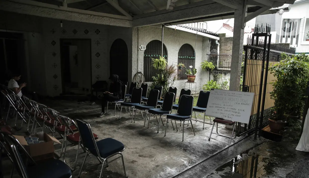Suasana rumah duka Artis peran Ria Irawan di kawasan Lebak Bulus, Jakarta Selatan, Senin (6/1/2020). Ria Irawan meninggal dunia setelah mengidap kanker kelenjar getah bening. (Liputan6.com/Faizal Fanani)
