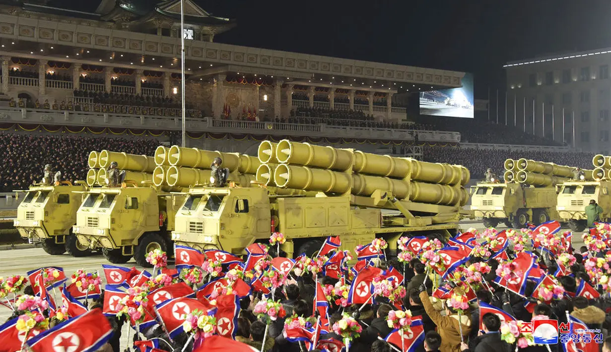 Parade militer menandai kongres partai yang berkuasa di Lapangan Kim Il-sung, Pyongyang, Korea Utara, Kamis (14/1/2021). Korea Utara meluncurkan rudal balistik yang dirancang untuk diluncurkan dari kapal selam dan perangkat keras militer lain. (Korean Central News Agency/Korea News Service via AP)