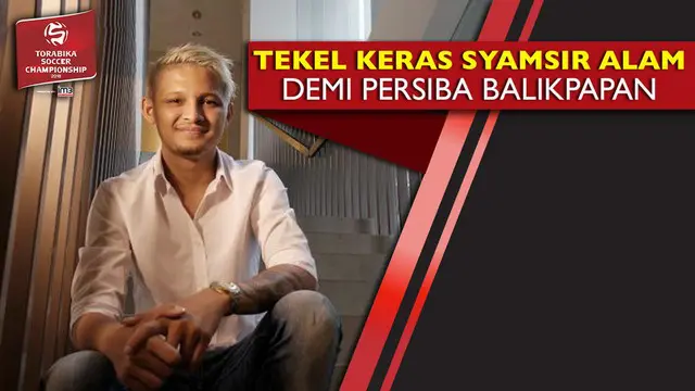 Syamsir Alam striker Persiba Balikpapan terpaksa melakukan tekel keras pada Esteban Vizcara karena daerah pertahanan Persiba Balikpapan yang kosong. Syamsir baru masuk sebagai pemain pengganti pada babak kedua melawan Arema Cronus di Torabika Soccer ...