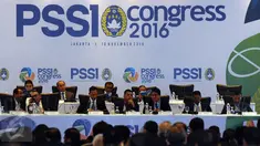 Plt Ketua Umum PSSI, Hinca Panjaitan (tengah) memimpin Kongres Biasa PSSI 2016 di Jakarta, Kamis (10/11). Kongres untuk memilih Ketua dan Wakil Ketua serta Anggota Komite Eksekutif PSSI periode 2016-2020. (Liputan6.com/Helmi Fithriansyah)