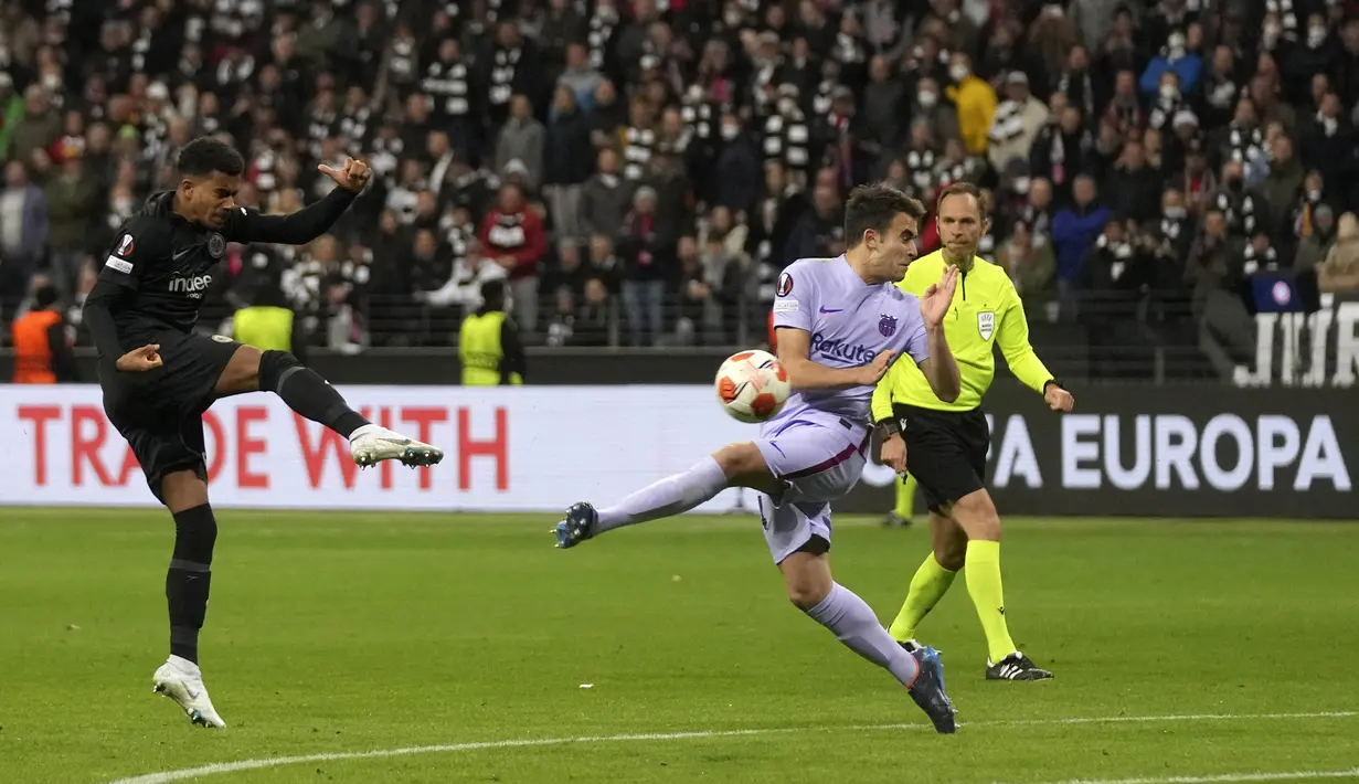 Baru dua menit usai kembali dari kamar ganti, Frankfurt sukses memecah kebuntuan lewat gol spektakuler Knauff. Mendapat bola rebound di luar kotak penalti, Knauff melepas tembakan voli ke pojok gawang dan tak mampu dijangkau Marc-Andre ter Stegen. (AP/Michael Probst)