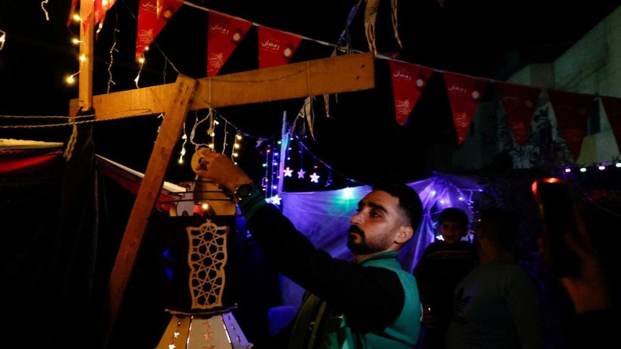 Para pengungsi Palestina di Rafah ini juga saling membantu satu sama lain.<br><br>Selain berbagi makanan dan minuman ketika waktu berbuka puasa, mereka juga saling memberikan dukungan moral. Foto: REUTERS / Mohammed Salem <br>