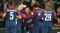 Para pemain Paris Saint-Germain (PSG) merayakan gol ke gawang Anderlecht pada laga Liga Champions di Parc des Princes, Selasa (31/10/2017). (AP Photo/Christophe Ena)