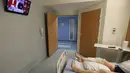 Pasien beristirahat usai mendapat terapi lintah di rumah sakit CHU Pellegrin, Bordeaux, Prancis, (23/11). Lintah untuk terapi ini menggunakan lintah jenis Hirudo Medicinalis. (REUTERS / Regis Duvignau)