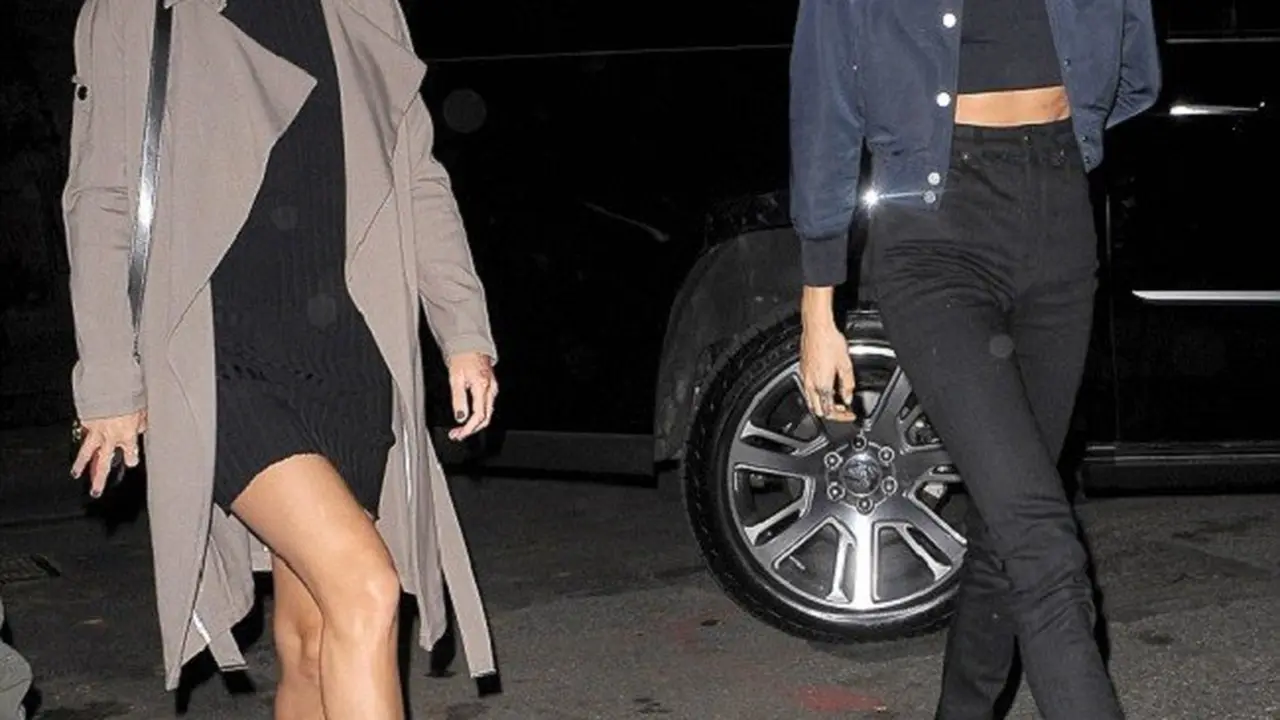 Taylor Swift dan Cara Delevingne menikmati makan malam bersama. (Dailymail)